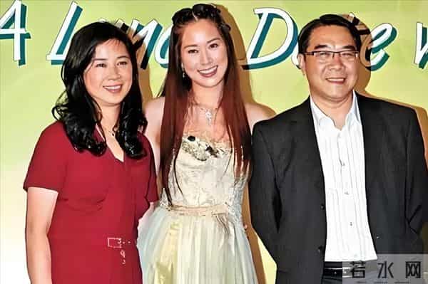 她14岁就长得“倾国倾城”,被富豪花7亿娶回家,8年生下4个娃