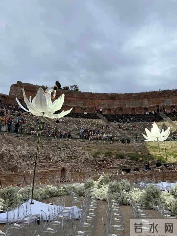 温州日清集团嫁女，甄子丹和汪诗诗甜蜜牵手，任达华女儿长得像他