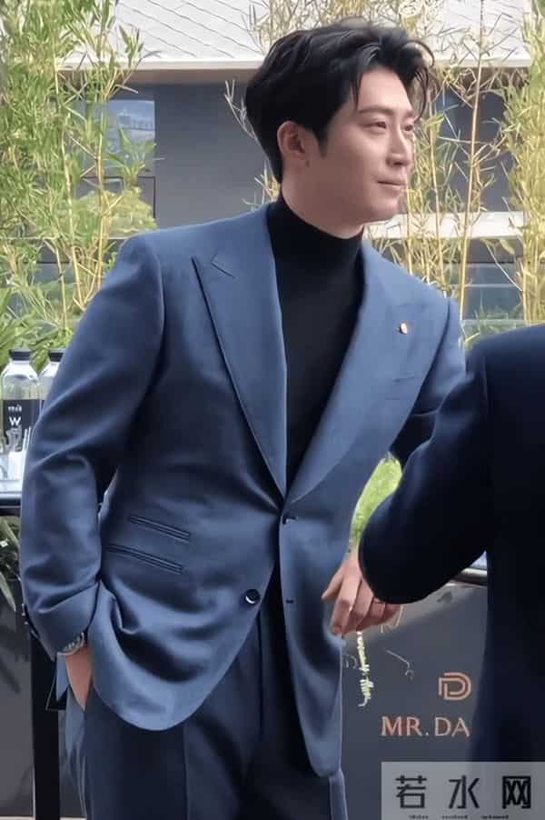 窦骁辟谣与何超莲离婚后首现身 戴着婚戒状态不错