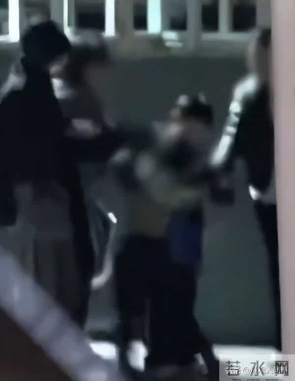 刘诗诗6岁儿子步步被嘲‘魔丸’,打架扯开躺地撒泼,用腿绊妈妈