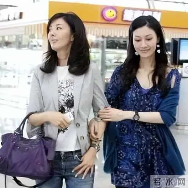 李嘉欣姐姐在上海参加继子婚礼,被敬茶笑不拢嘴,15岁儿子罕露脸