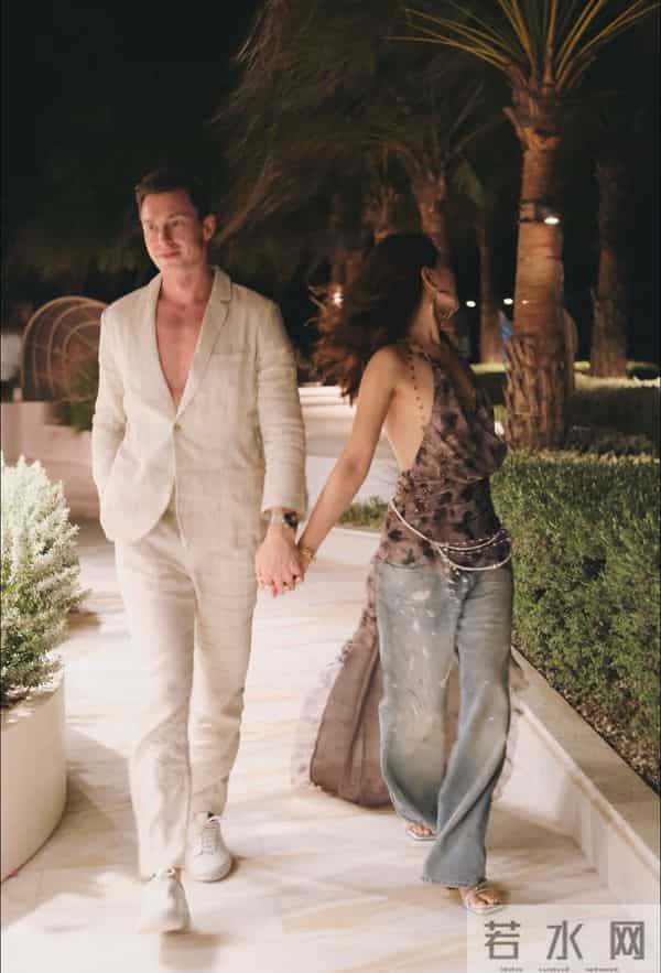 陈赫前妻沙特过39岁生日，许婧和老公漫步秀身材，男方185有胸肌
