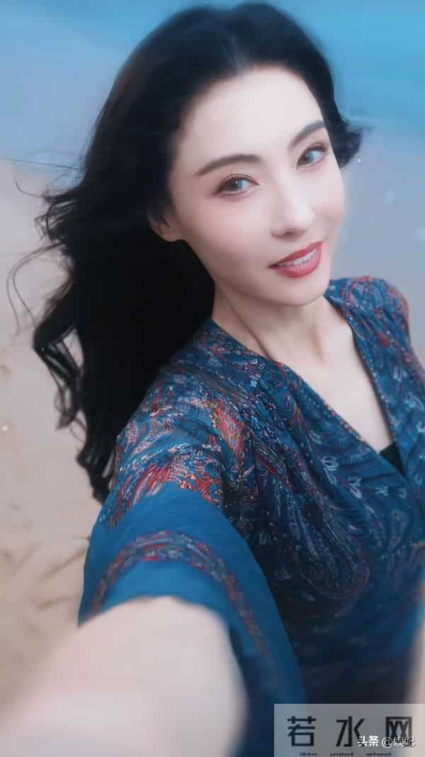 45岁张柏芝最新穿搭：大波浪+印花连衣裙，优雅又高级，像30岁