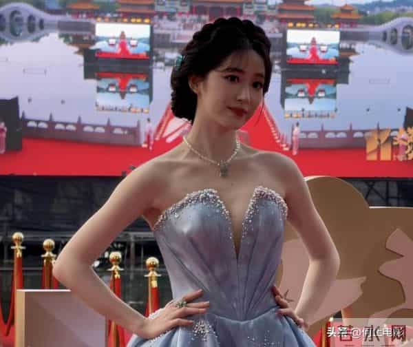 横店这一夜,大气明媚的短剧女神郭宇欣,力压内娱一堆“排骨精”