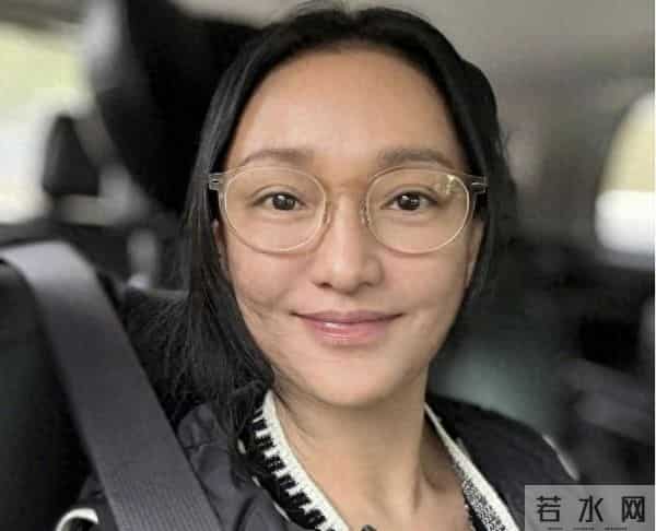 51岁周迅头发花白，一脸老态认不出，强大心态令人叹服！