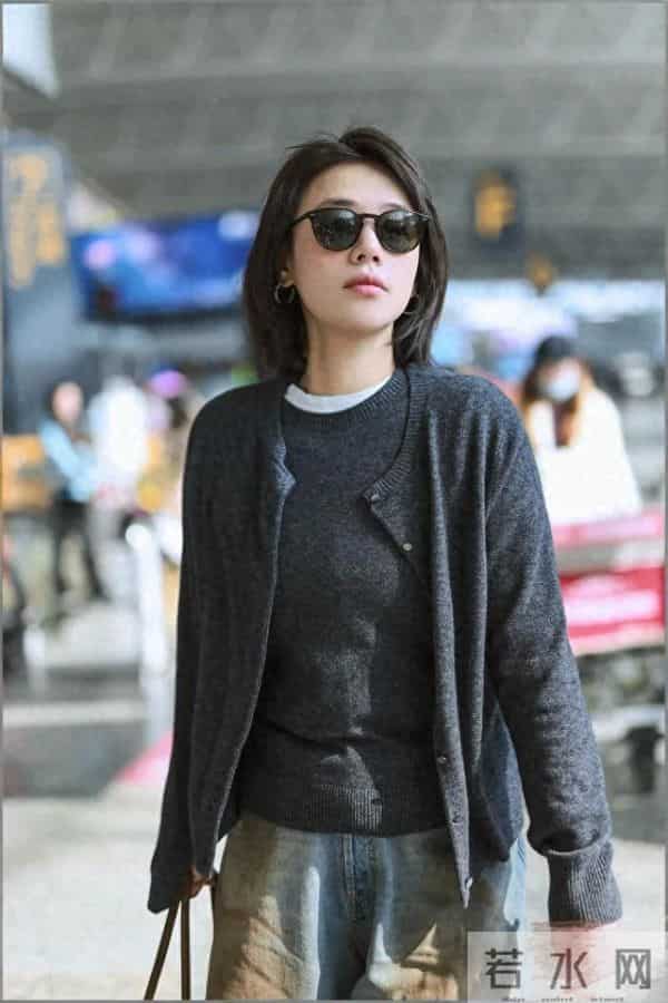 马思纯剪了短发后越发时髦！穿灰色针织衫+阔腿裤，减龄又洋气！