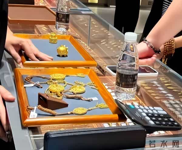 佟丽娅在深圳扫购黄金！头发稀少假发明显，满胳膊黄金手串太吸睛
