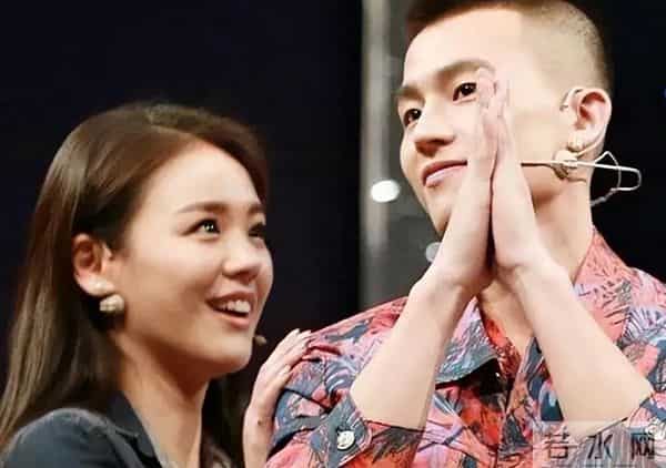 欧豪马思纯分手7年再同框，男方偷瞄女方表情微妙，网友呼吁复合
