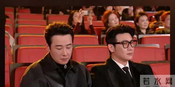 红毯趣事:蔡文静撞衫满脸不悦,罗晋打瞌睡,杨超越要憋出内伤