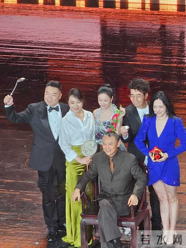 欧豪马思纯分手7年再同框，男方偷瞄女方表情微妙，网友呼吁复合