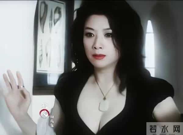 王静真是高大丰满的霸气御姐,独有的气质,丰韵犹存又明艳大气