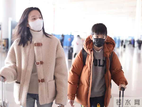 45岁董洁巡店被偶遇,本人皮肉松弛、个子不高,穿搭简洁气质好