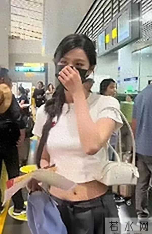 王楚然现身机场，被网友吐槽：腰好粗，和照片上天差地别。