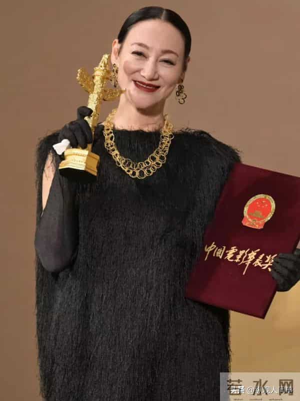 上海红毯：惠英红脸肿胀，蒋欣头包脸骨相绝，胡杏儿斜刘海显老