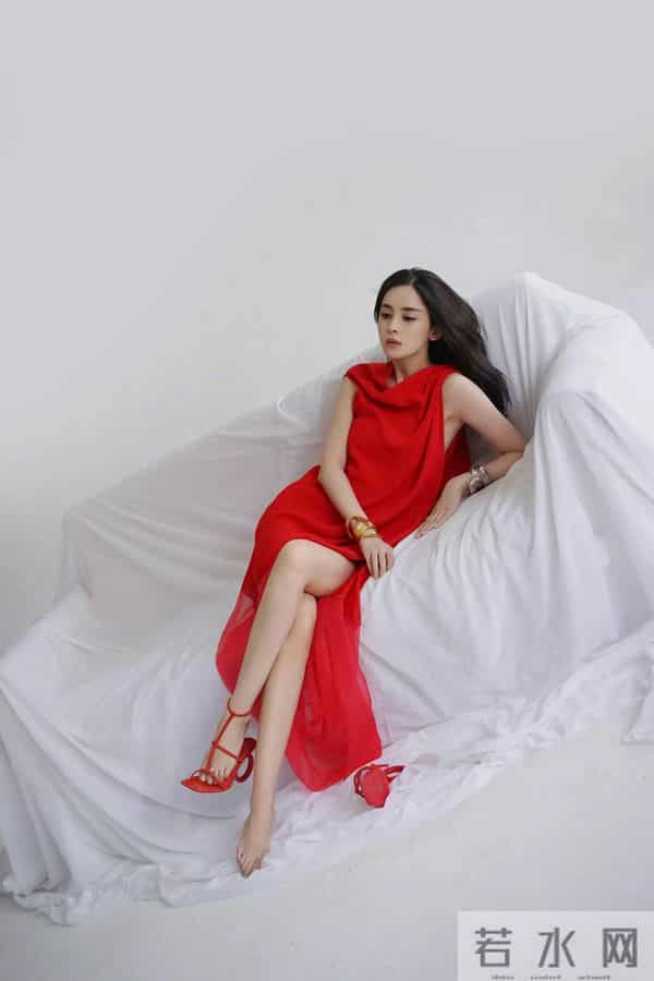 古力娜扎大方展示自己美腿美脚丫，她真没有脚脖子