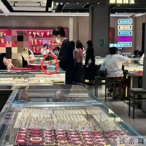 佟丽娅深圳扫购黄金!发量稀疏显假发,满臂黄金手串超吸睛