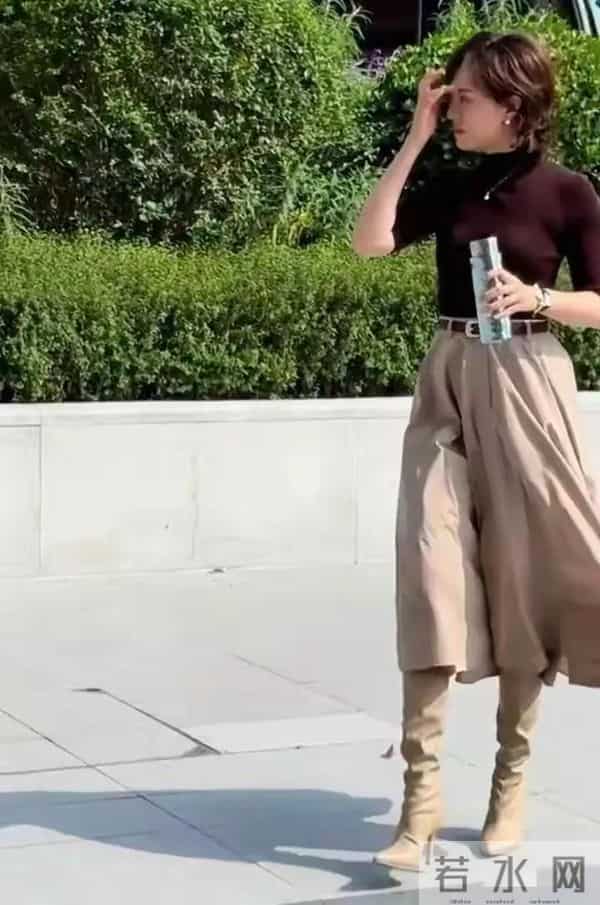 43岁孙俪上班被偶遇，打扮好知性，身材真的很好，手里拿着保温杯