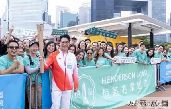 千亿阔太徐子淇老公李家诚当火炬手，她的反应超绝，果真御夫有术