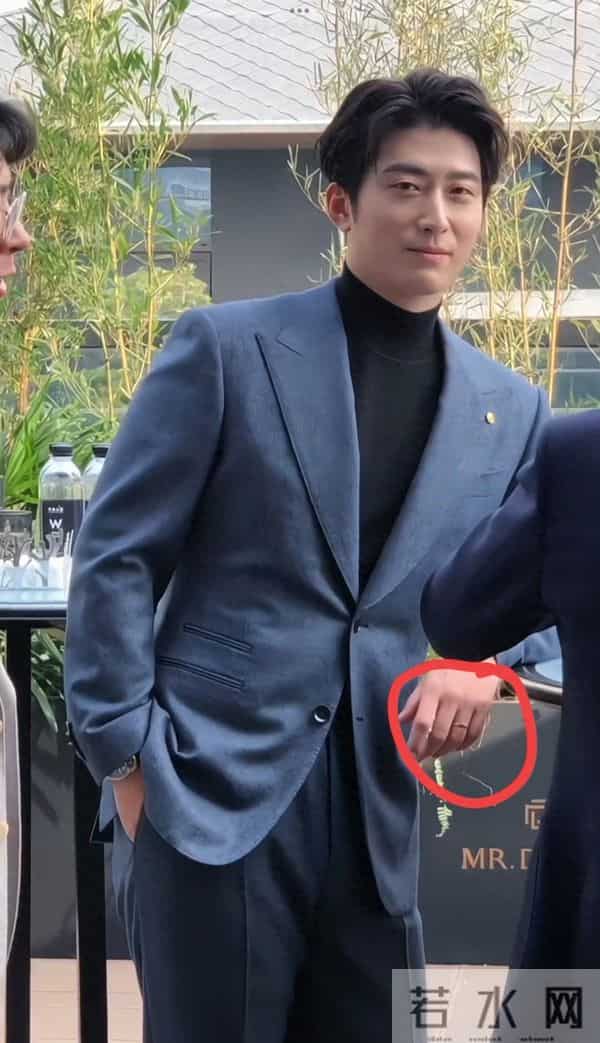 窦骁被传婚变后首次现身,面部浮肿憔悴,无名指还戴着婚戒