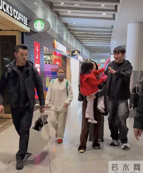 朱珠被4岁女儿扑倒，瘫坐地上笑得见牙不见眼，3名助理才扶起来