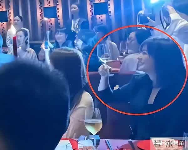 面相又变了!49岁赵薇近照曝光,婚礼上用心打扮,却不是小燕子了