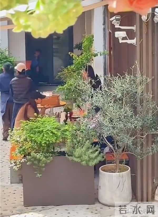 baby在上海路边摊吃饭 吃到忘情还舔手指 用手擦嘴擦脸 毫无星味