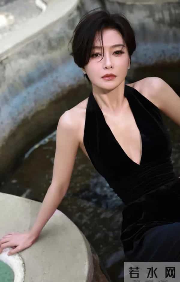 秦岚：真空深v，身材是真的有料啊~