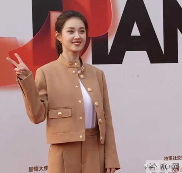 横店这一夜,大气明媚的短剧女神郭宇欣,力压内娱一堆“排骨精”