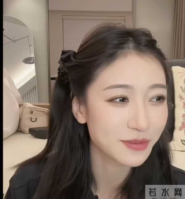 王格格直播感叹张凌赫是她现实中见过最帅的男人！不敢和他对视