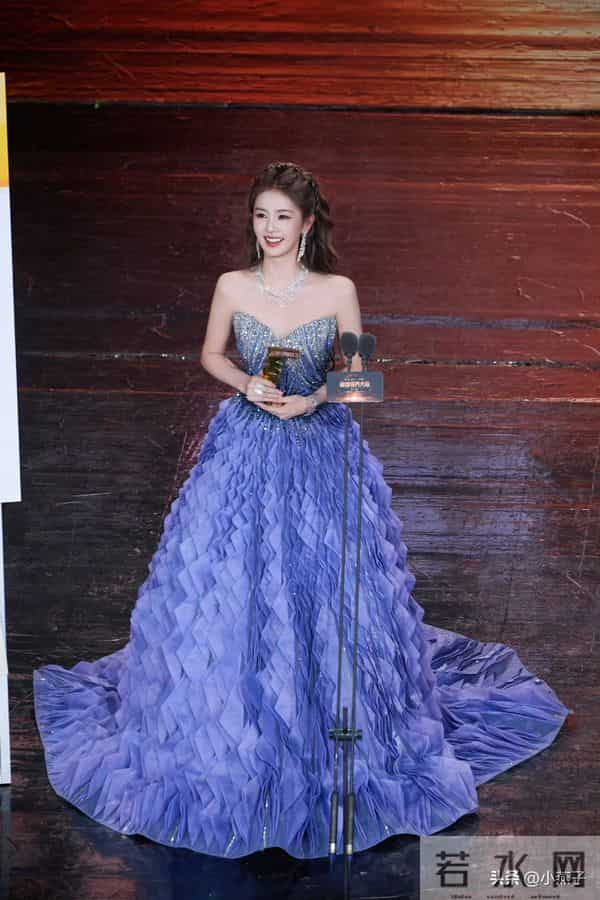 哇塞！白鹿的身材超有料性感迷人瘦而不柴、天使的容颜魔鬼的身材