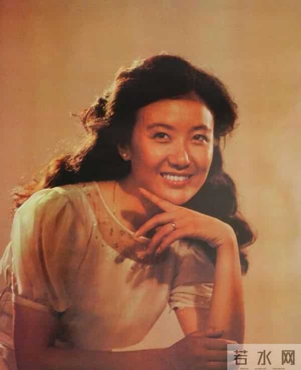 曾是央视第一美女，赴港生子离开央视舞台，如今远居美国不再露面