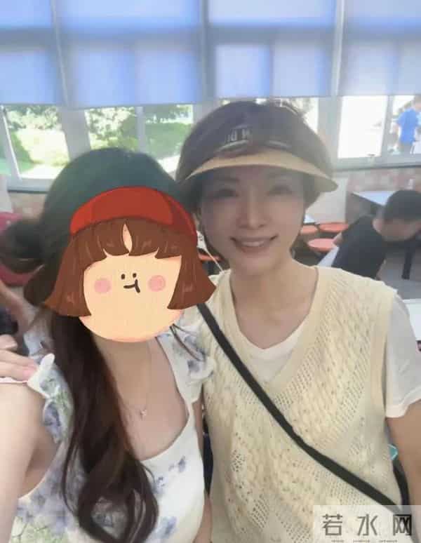 董卿与儿子现身南通，体态不错气色好，一点不像奔五的人