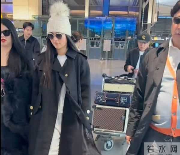 王岳伦一家三口同框，李湘瘦了，被问及模仿热潮，本人笑而不语