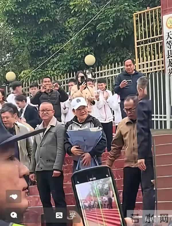 台湾歌手赵传回广西天等探亲了,看到家族大合照