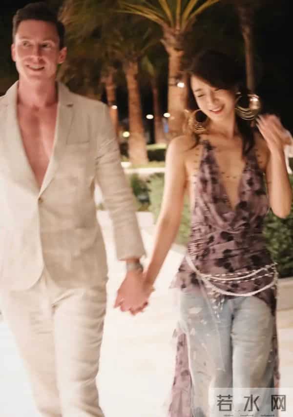 陈赫前妻在沙特庆生，39岁许婧穿露背装好辣，外籍老公185有胸肌