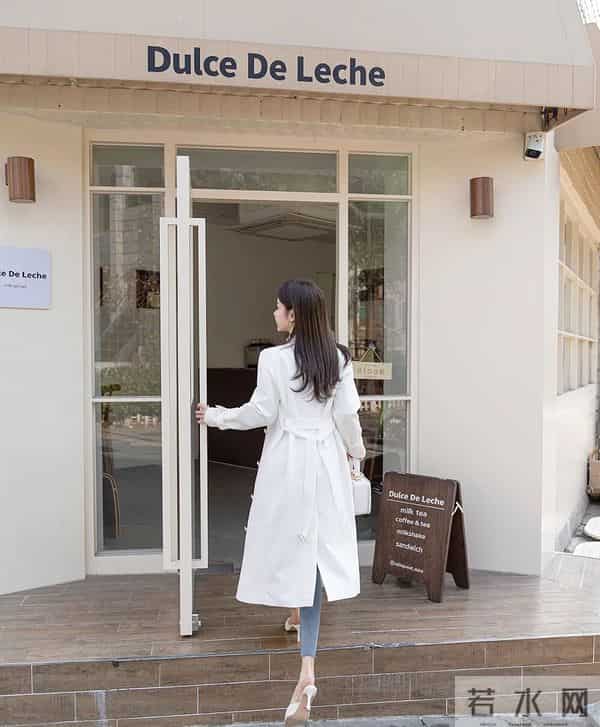 孙允珠 绞花碧螺白上衣修身牛仔裤