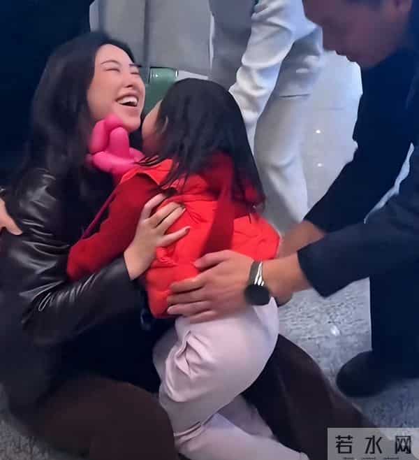 朱珠女儿机场飞奔扑向妈妈，朱珠倒地拥抱，女儿梨涡脸型笑容如花