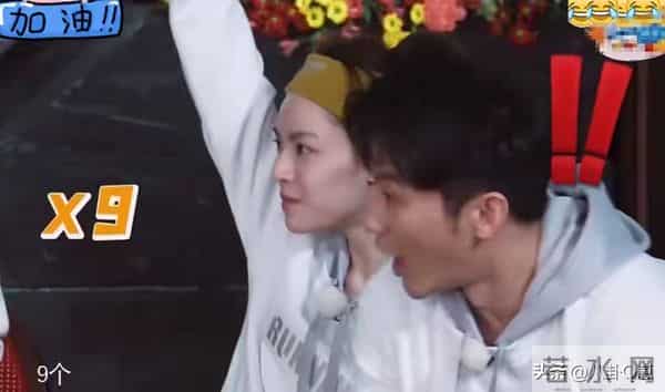 人不红倒是爱蹭！合影抢C位，当众让李晨难堪的她，如今过得怎样