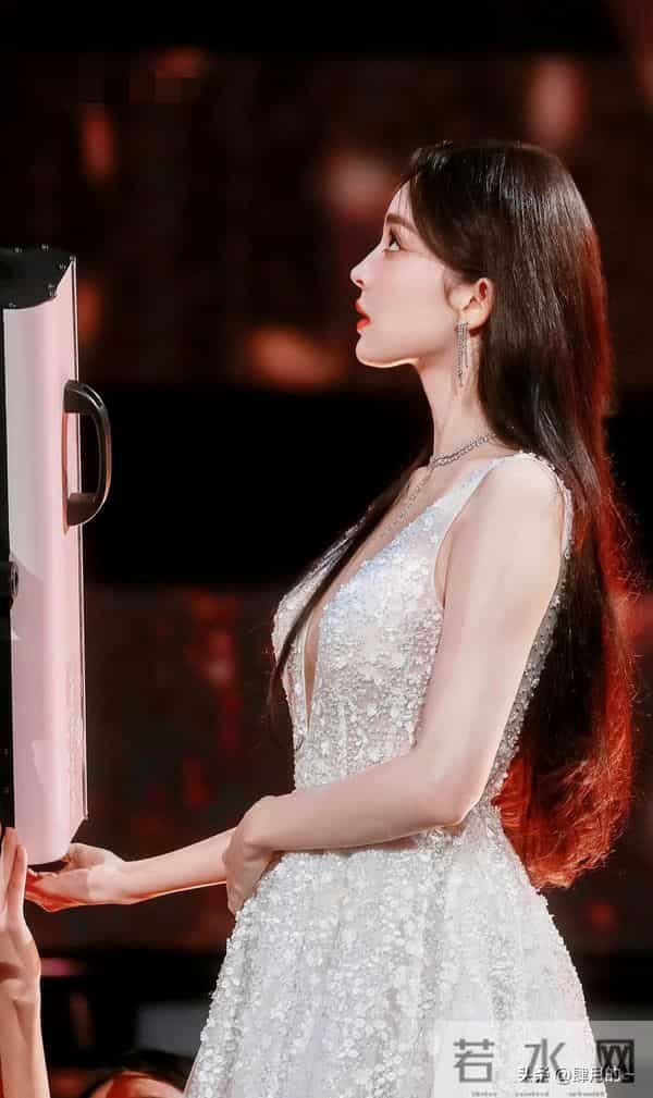 娜扎穿衣太妖娆,胸前开叉到肚脐,最后却学热巴用手紧紧捂住