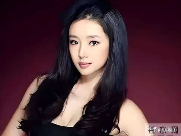 曾被张艺谋力捧,火后与富豪卷款61亿逃亡国外,现在的她过得如何