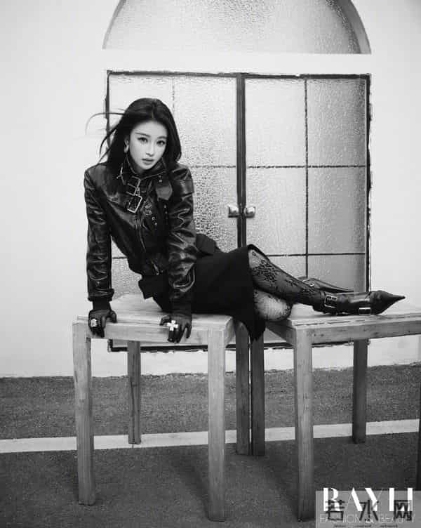 孙怡11月份封面写真，丝袜高跟穿搭个性又迷人