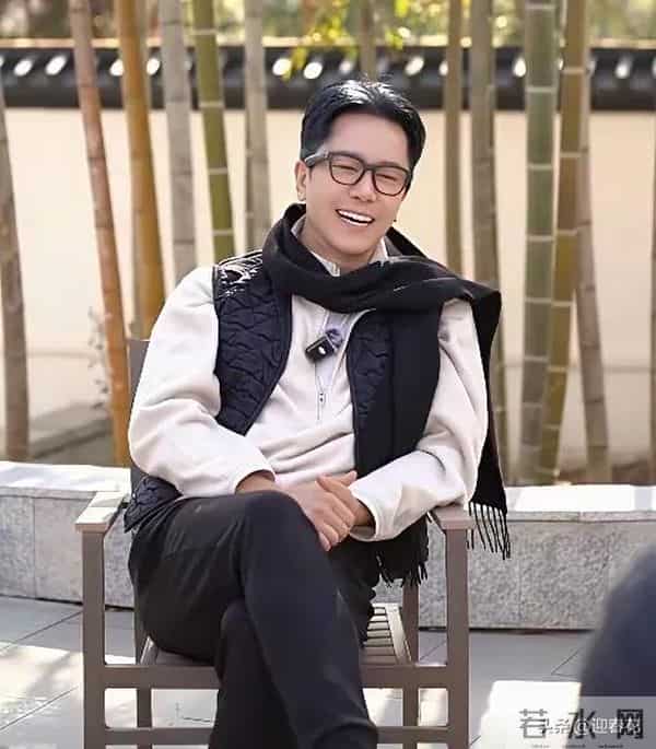 55岁毛宁医美后模样大变，磨掉标志性虎牙撞脸蔡国庆