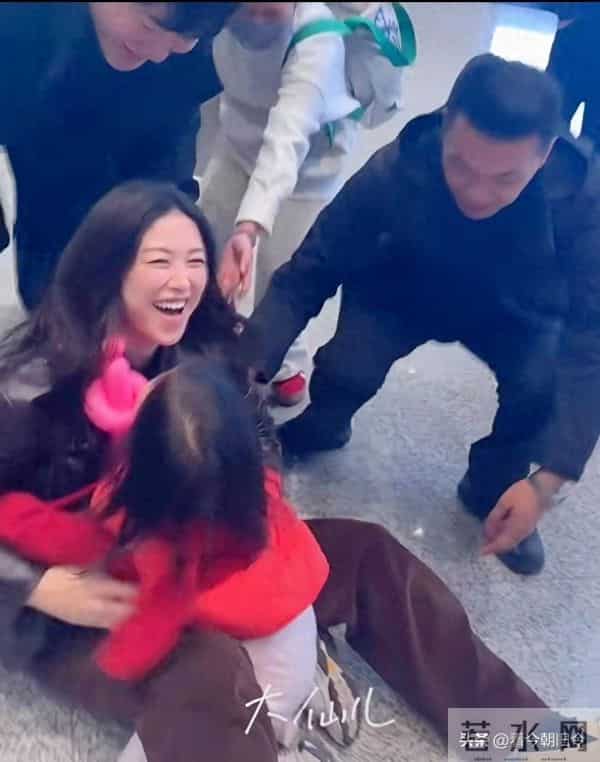 朱珠被4岁女儿扑倒，瘫坐地上笑得见牙不见眼，3名助理才扶起来。