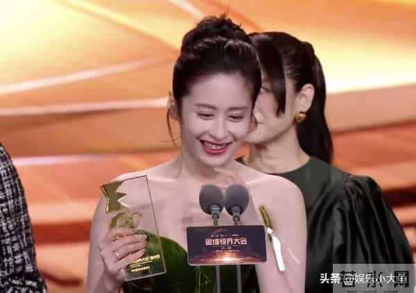 恭喜颖儿获得年度风尚演员奖，站上领奖台那一刻，整个人都在发光