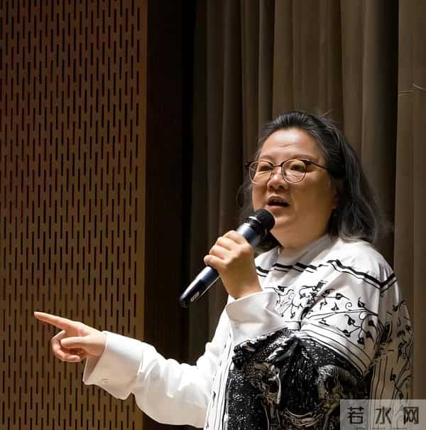 离婚34年后，64岁的洪晃住京郊百平豪宅，如今陈凯歌看了都懊悔