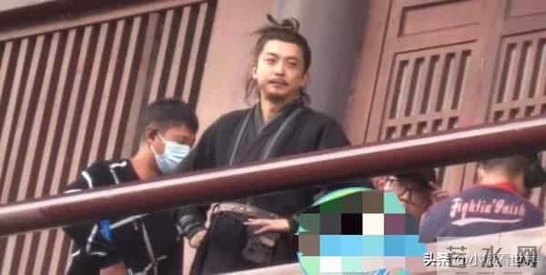 33岁吴倩怎么老成这样了素颜衰老秃顶明显,与李佳航对戏表情严肃