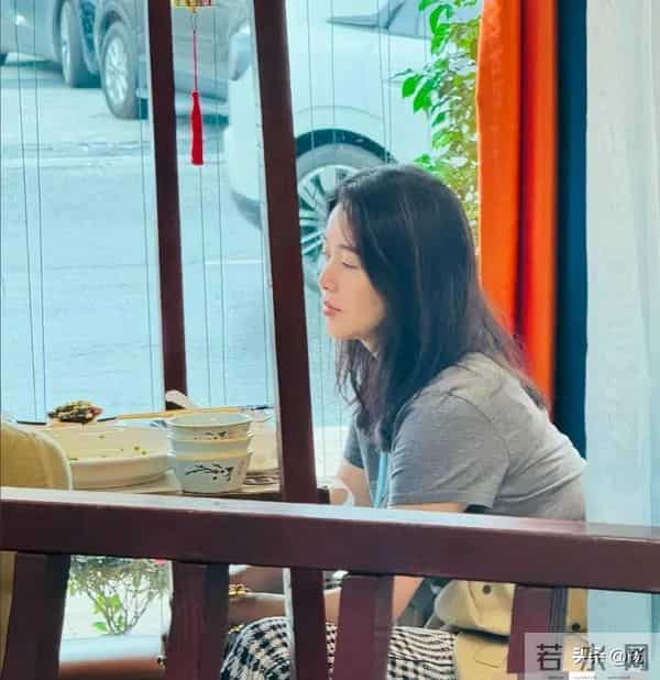 48岁左小青乌镇餐馆被偶遇,打扮朴素化淡妆,状态看上去像30岁!
