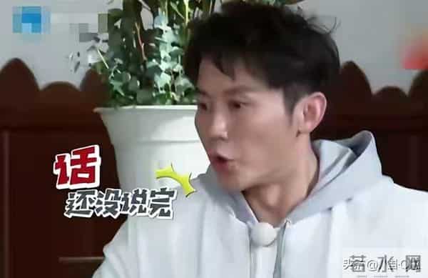 人不红倒是爱蹭！合影抢C位，当众让李晨难堪的她，如今过得怎样