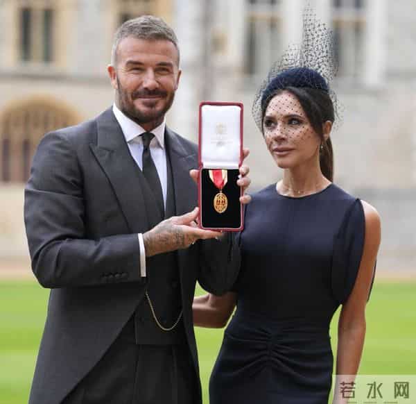 贝克汉姆圆梦封爵!一手牵贝嫂一手牵小七,俩儿子像“保镖”