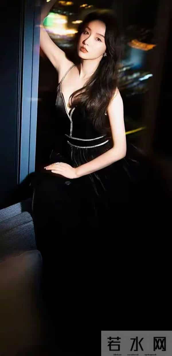 吕一，肤白貌美，体态丰腴：写真欣赏。